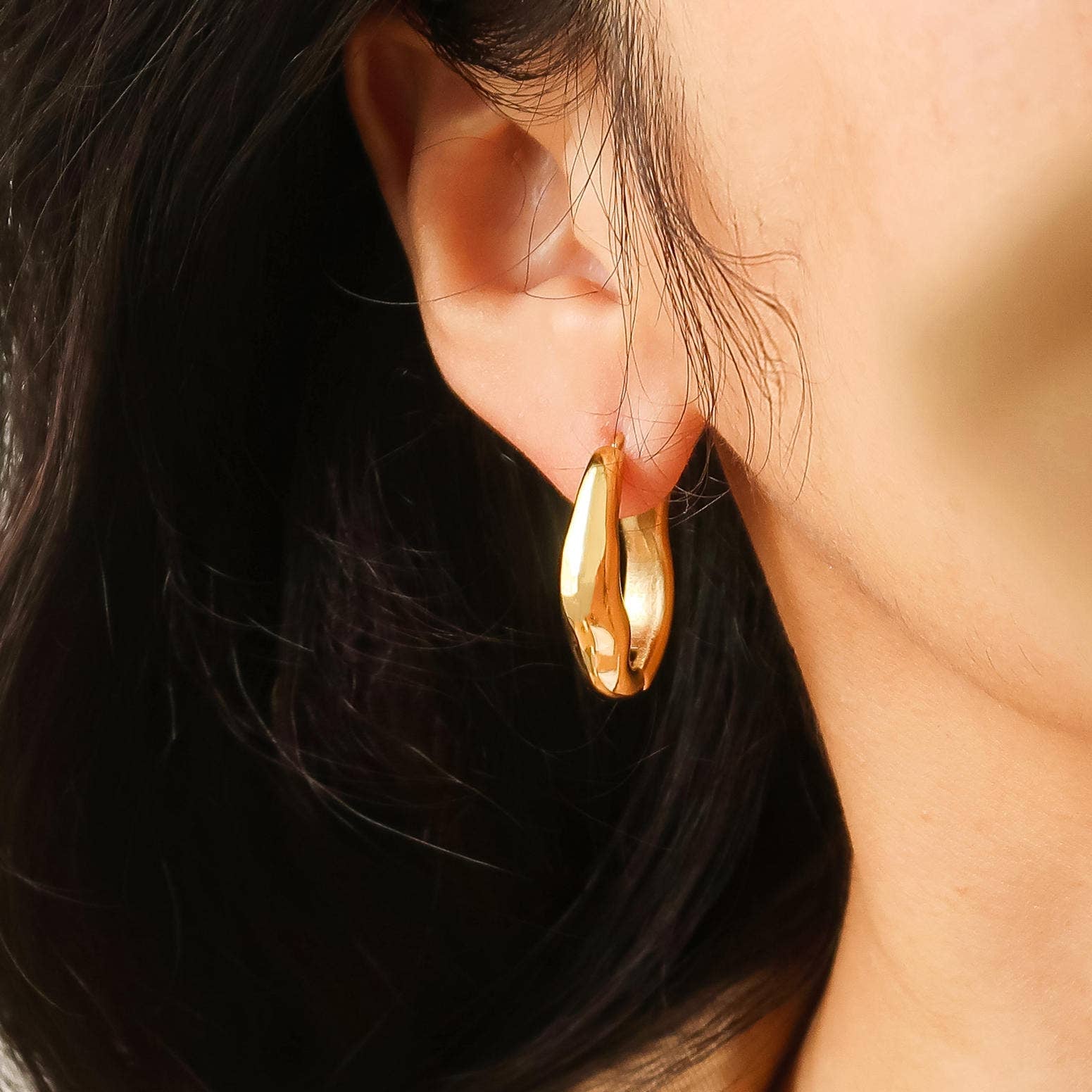 RIPPLES Oval Hoop Earrings - Silver