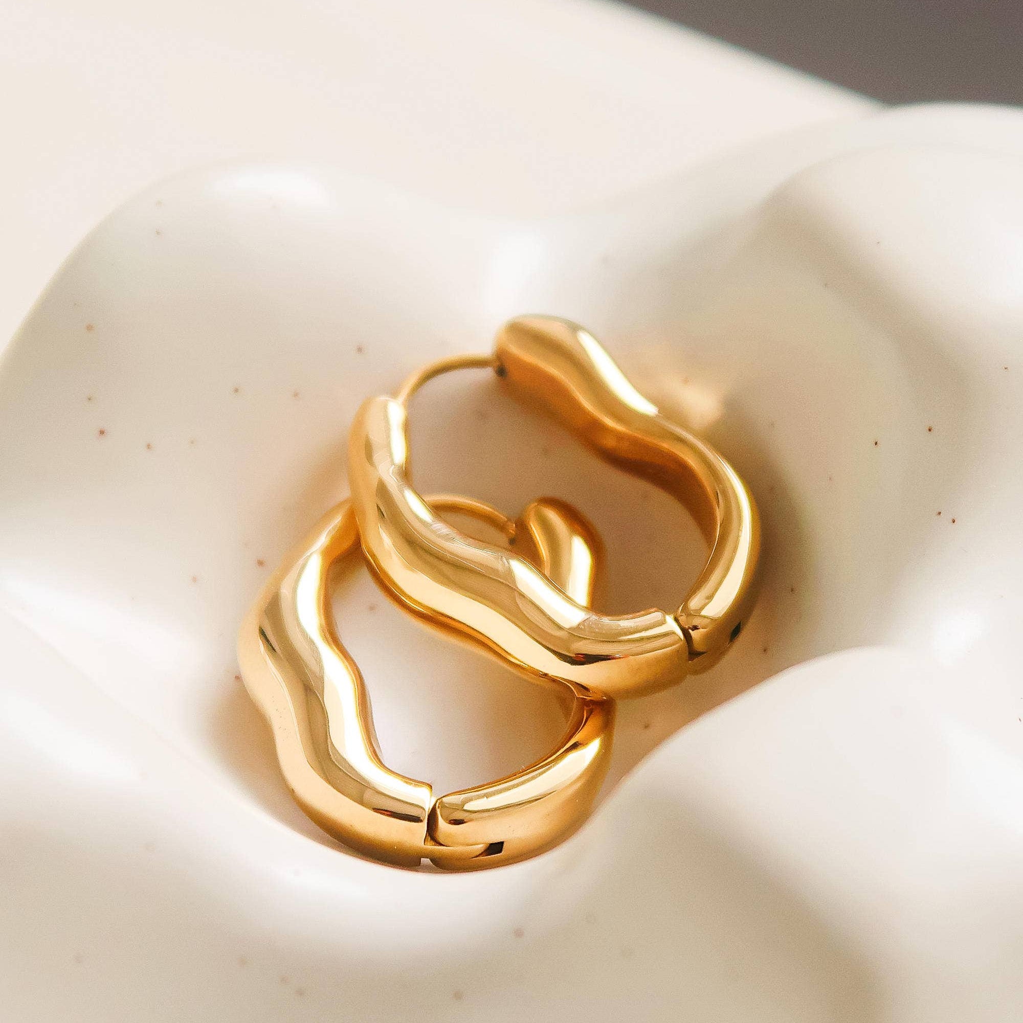 RIPPLES 18K Oval Hoop Earrings - Gold