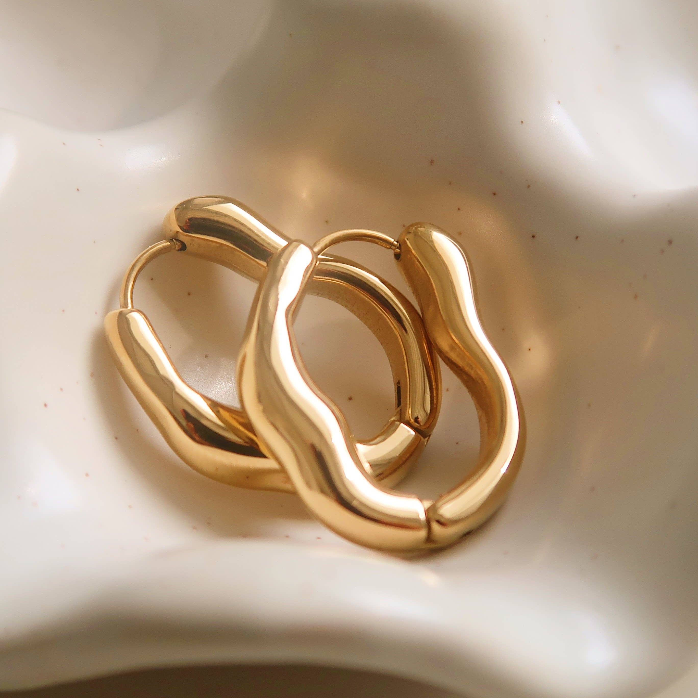 RIPPLES 18K Oval Hoop Earrings - Gold