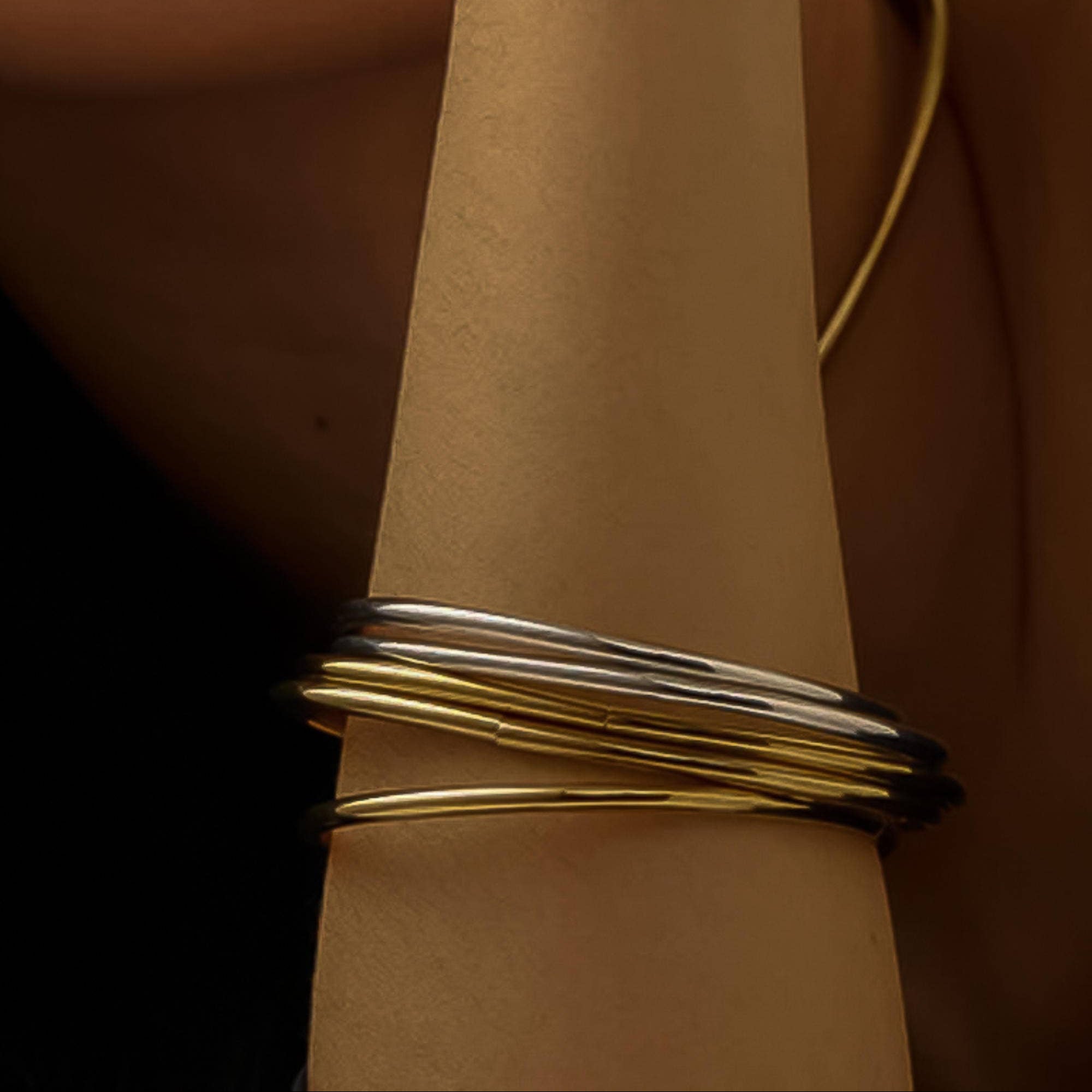 AURUM 18K Classic Thin Bangle Bracelet