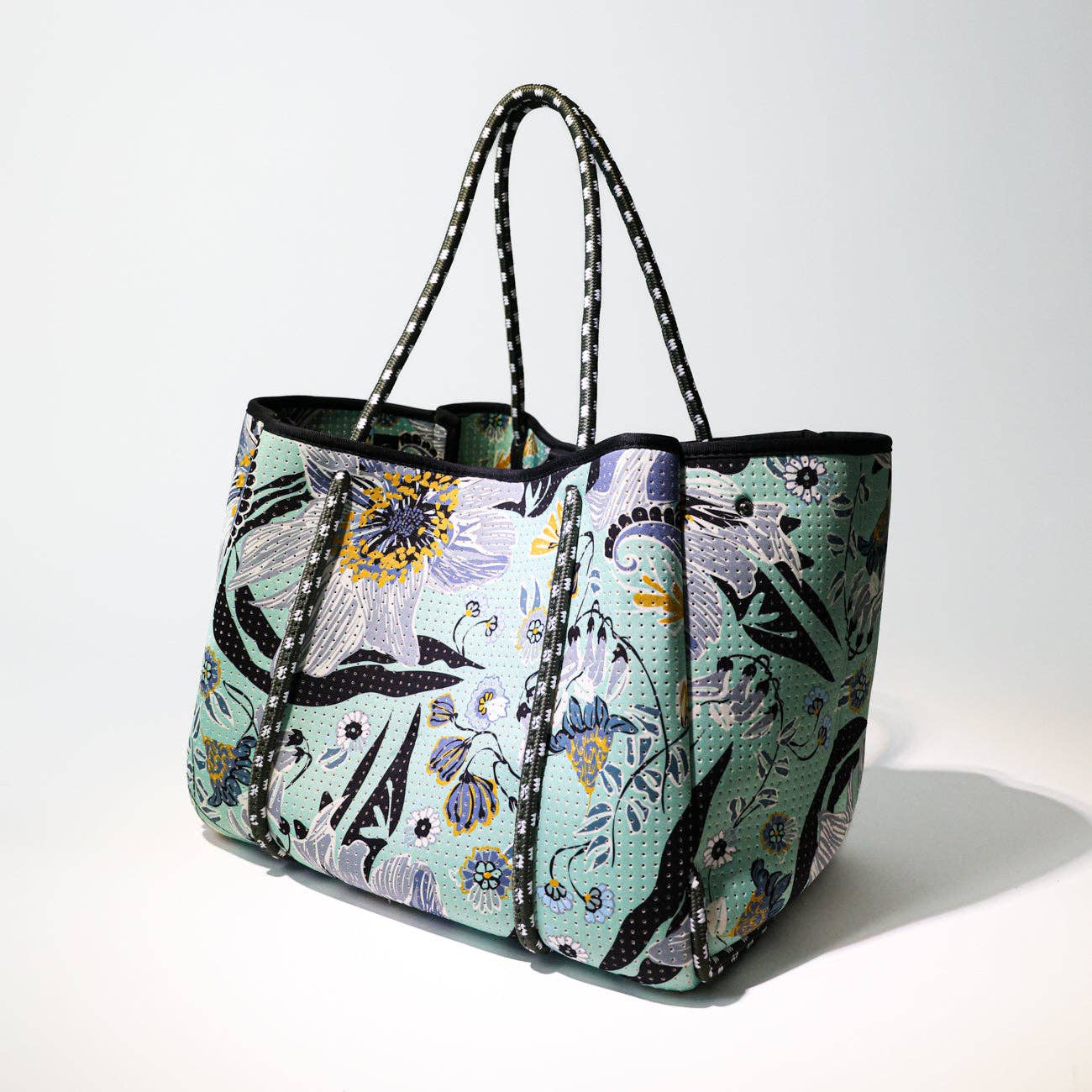 MINT FLOWERS Everyday Tote Bag